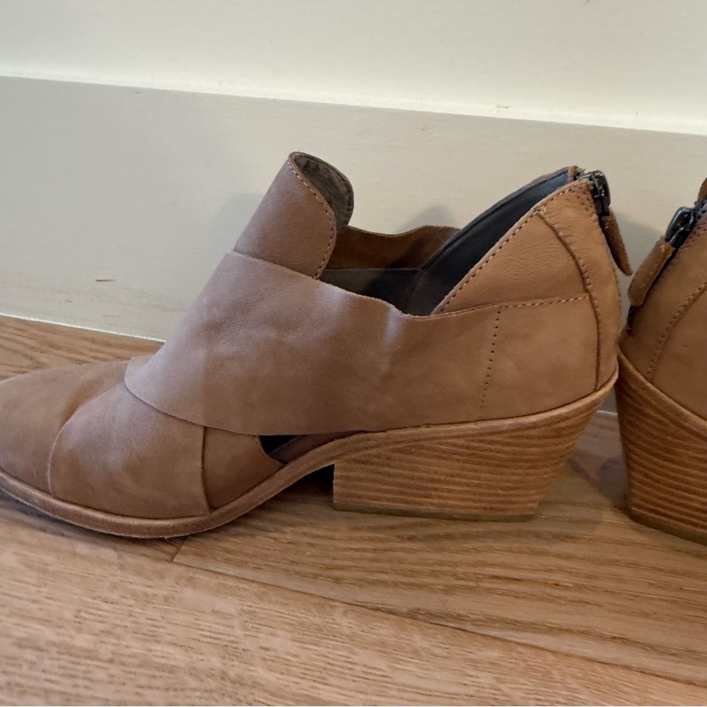 Eileen Fisher Jenkin's Zip Nubuck Beige Suede Boots 8.5 Minimalist Contemporary - Picture 3 of 9